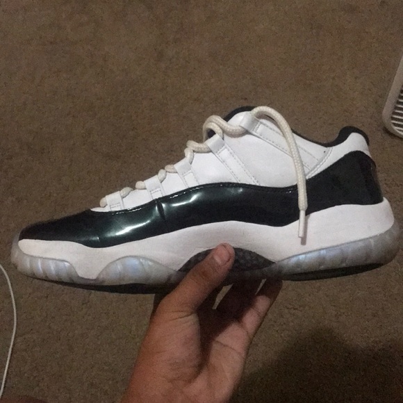 Jordon 11 lows Iridescent - Picture 2 of 8